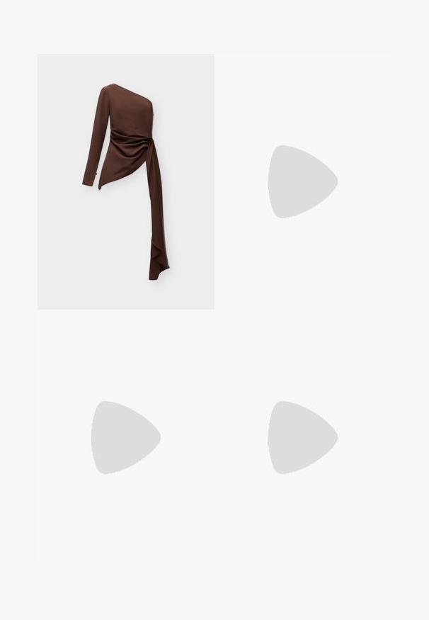 Haut asymétrique marron à manches longues avec une épaule dénudée et un détail drapé et froncé s'étendant en une longue bande pendante d'un côté.; Jupe en satin marron avec un bord en dentelle noire à l'ourlet. Le tissu est lisse et la coupe est droite, longueur jusqu'au genou.; Bottes en cuir bordeaux montantes avec un bout effilé, des coutures décoratives et une fermeture éclair sur le côté. Elles présentent un talon bas et fin.; Sac bandoulière en cuir marron foncé avec une forme souple et décontractée et une anse nouée torsadée sur un fond blanc uni.