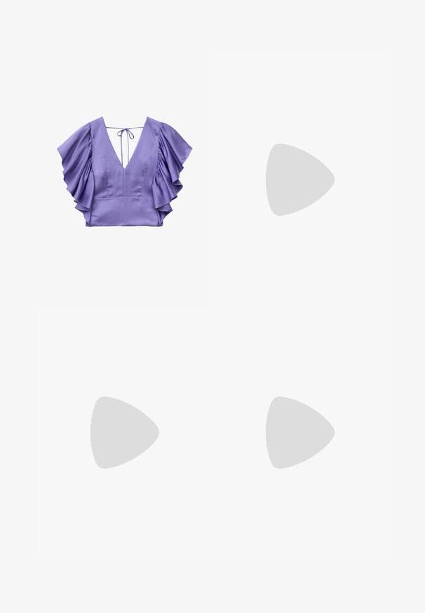 Blouse en satin violet avec un profond décolleté en V, des manches courtes à volants et une fermeture par lien au dos du col.; Jupe longue, jaune pâle, en tissu doux avec une fente sur le côté et une fermeture à boutons, présentant une texture lisse et une coupe décontractée.; Sandale blanche à talon kitten avec des lanières et un bout pointu, flottant au-dessus d'un sol en carrelage en bois en plein air avec un arrière-plan flou de plante et de mur.; Sac à main en cuir jaune, en forme de demi-lune, texture lisse, avec une bandoulière amovible et une fermeture éclair. Il présente des accessoires en métal doré.