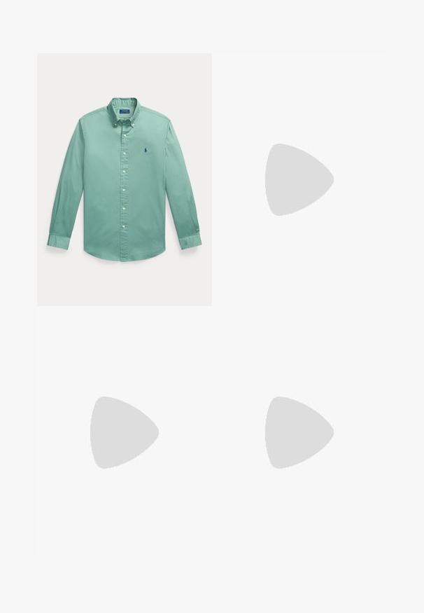 Hellgrünes Hemd mit langen Ärmeln, Knopfleiste, Button-Down-Kragen und kleinem gesticktem Logo auf der linken Brust.; Weiße Baumwoll-Chinos mit flacher Vorderseite, Gürtelschlaufen, Seitentaschen und einer glatten Textur, mit einem blauen inneren Bund.; Schwarzer Ledermokassin mit Schnürdetail und flacher Gummisohle, seitlich auf hellem Hintergrund gezeigt.; Schwarzer Ledergürtel mit silberner rechteckiger Schnalle, aufgerollt auf weißem Hintergrund, mit dezent geprägt Logo an der Spitze.