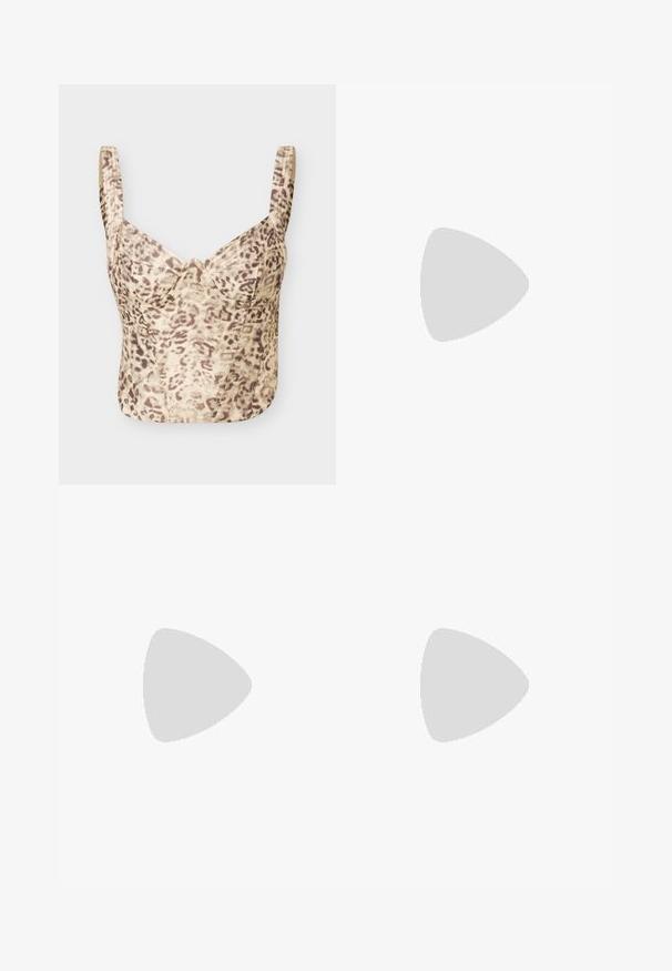 Varrukateta, keha järgiv bustier-stiilis top beeži ja pruuni leopardimustriga ning struktureeritud tassidega.; Mustad hõlmikpüksid, mille ääres tikitud hõbedased lehemustrid. Valmistatud siidjasest kangast, millel on struktuurne vöökoht ja kitsas lõige.; Mustad kõrge kontsaga sandaal kitsaste pahkluu rihmadega, kandilise varbaosaga, siledast nahast ning metallist pandla aktsendiga.; Mustast lakknahast käekott ümarate sangadega, eemaldatava õlarihma ja hõbedase kinnitusega ühtlasel valgel taustal.