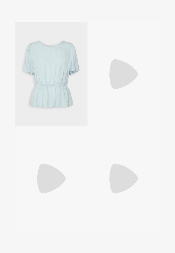 VILA VITRINE O-NECK PEPLUM - Blouse - kentucky blue; Zwarte skinny jeans van elastische denimstof, met een klassiek vijf-pocket ontwerp, riemlussen en een voorzijde met knoopsluiting.; Witte leren slingback pump met een spitse neus, middelhoge blokhak en verstelbare strap. Gladde textuur; minimalistisch ontwerp.; sweet deluxe EARRING - Oorbellen - silver-coloured