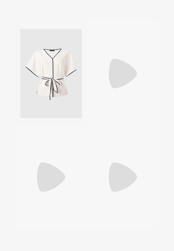Crèmekleurige blouse met korte mouwen met zwarte biezen langs de halslijn, mouwen, voorkant en een gestrikte tailleband.; Donkerdenim A-lijn rok met een brede tailleband, zichtbare stiksels en een uitlopende zoom. Er zijn geen zakken of versieringen aanwezig.; Donkerbruine leren platte slingbackschoen met puntige neus, klein gouden detail aan de voorkant en verstelbare zijriem met gesp.; Bourgondische handtas van glanzend materiaal, rechthoekige vorm, met twee schouderbanden en subtiele gebogen accenten aan de voorkant.