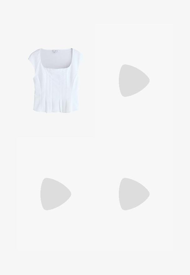 Witte blouse met korte mouwen, vierkante halslijn en verticale plooien aan de voorkant, met label van merk Next, plat gelegd op een witte achtergrond.; Lichtgrijze wijde sweatpants met elastische tailleband en trekkoord, voorzien van zijzakken en een ontspannen pasvorm.; Witte Adidas Paris sneaker met zwarte strepen, beige zool en suède neuskap, vanaf de zijkant getoond tegen een neutrale achtergrond.; Kattenooth-schoenen met een matte zwarte brilrand en donkere lenzen, voorzien van "vogue" branding aan de zijkant en een onderscheidende hoekige vorm.