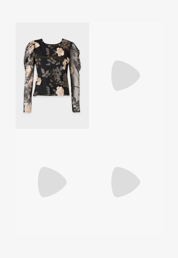 Blouse noire transparente à manches longues avec manches bouffantes et broderies florales beige et grises sur toute la surface.; Jupe noire, de longueur genou, fabriquée en tissu doux et extensible. Elle possède une taille ajustée et une fente sur le côté pour faciliter les mouvements.; Sandale noire à talon haut avec lanières et boucle à la cheville, flottant au-dessus d'un sol gris texturé avec un mur carrelé en arrière-plan.; Sac à main noir de forme arrondie, fabriqué en matériau lisse. Doté d'une poignée douce et froncée ainsi que d'une bandoulière en chaîne métallique pour plus de polyvalence.
