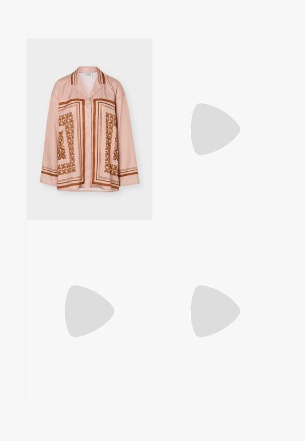 Camisa rosa de manga larga con botones, con motivos geométricos y florales marrones, cuello puntiagudo y finas rayas marrones en las mangas.; Pantalones de pana verde oliva de corte acampanado con cierre de botón y cremallera. Presentan bolsillos delanteros y una superficie suave y texturizada.; Sandalia de tacón de ante marrón con una cinta ancha y detalles recortados, adornada con tachuelas de latón y un tacón de bloque de madera.; Cinturón de ante color canela con una hebilla plateada texturizada en forma de media luna. Presenta un reverso liso y costuras reforzadas a lo largo de los bordes.