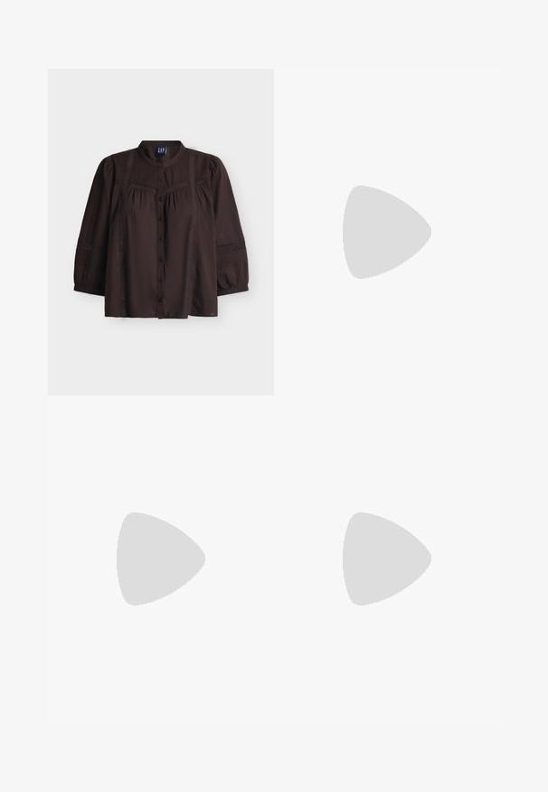 Blusa marrón oscuro de manga larga con botones en la parte delantera, ligero fruncido, paneles verticales de encaje y cuello redondo de GAP sobre un fondo blanco.; Pantalones granate con textura, piernas rectas y cintura elástica con cordón a juego.; Zapatos slingback de cuero negro con punta afilada, tacón plano y tira en el tobillo; llevados con jeans de pierna ancha en azul claro.; Pequeño bolso negro brillante con dos asas largas y detalles de cordón lateral sobre un fondo claro liso.