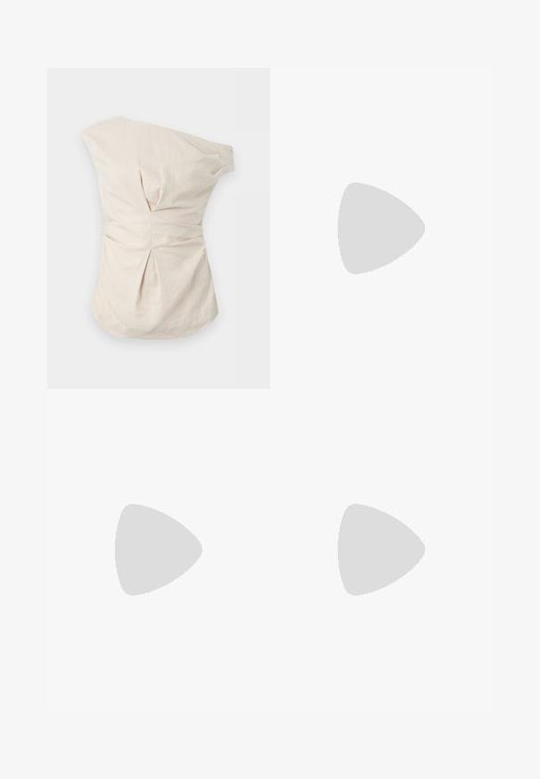 Haut beige en lin à manches courtes, froncé, avec un col asymétrique et des plis rassemblés à l'avant et à la taille.; Jean en denim noir avec une coupe slim, un design à cinq poches, des éléments en métal et une fermeture éclair. Texture lisse avec une légère élasticité.; Ballerines en daim beige à bout rond et semelle plate basse. Texture lisse avec un minimum de détails, offrant un design simple et épuré.; Sac d'épaule en crochet marron avec doublure intérieure, orné de petits charms coquillages et étoiles de mer dispersés sur le motif tissé.