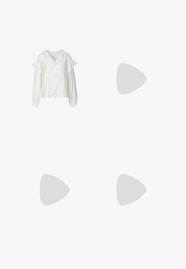 Blouse blanche à manches longues, avec des accents volantés le long de l'encolure et des manches, fabriquée dans un tissu léger à la texture douce.; Jupe plissée noire avec une ceinture. Confectionnée dans un tissu lisse, avec une boucle en métal argenté et une taille structurée pour plus de style.; Chaussure plate Mary Jane en cuir noir avec une petite bride à boucle et un bout pointu.; Petit sac à main noir brillant avec deux longues anses et des détails à cordon sur les côtés sur un fond clair uni.