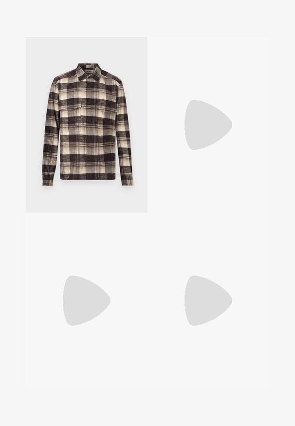 Button-up flanellen overhemd met bruin, beige en crèmekleurig geruit patroon, lange mouwen, twee borstzakken en een kraag.; Donkerblauwe joggers van zacht materiaal, met een elastische tailleband en een trekkoord, tapse pijpen en zonder zichtbare patronen of zakken.; Bruine suède sneakers met platte witte rubberen zolen, vetersluiting, ronde neus en een gladde textuur. Minimalistische stijl met subtiele stikdetails.; Bruine leren riem met een gladde afwerking, voorzien van een zilveren metalen gesp en een logo-accent. Het ontwerp is eenvoudig en klassiek.