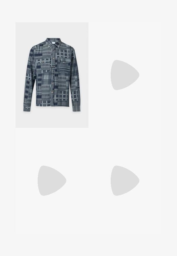 Chemise à manches longues avec boutons, motif patchwork à carreaux gris et bleu foncé, avec deux poches poitrine boutonnées.; Jean en denim gris à coupe droite, avec poches avant, coutures visibles et finition décolorée. Le matériau a une texture lisse.; Mocassins en cuir noir avec un design de style mocassin, présentant une bande décorative et un détail de couture sur le dessus. Talon bloc bas.; Sac bandoulière en cuir marron foncé texturé avec une sangle réglable et un petit accent décoratif bleu sur le côté.