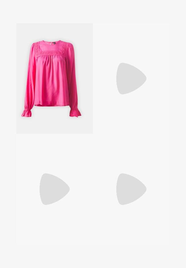 Blusa rosa de manga larga con escote redondeado, que presenta detalles de encaje en el cuerpo y puños con volantes. Textura de tela suave.; Pantalones de cuero negro de corte ajustado, con cintura elástica y dos bolsillos frontales con detalles cosidos. Acabado suave y texturizado.; Botas de tobillo negras con un acabado brillante, punta cuadrada y un tacón grueso en bloque. El diseño presenta una silueta sin costuras y un minimalismo en la marca.; Gafas de sol negras con montura ovalada, lentes oscuros y "vogue" impreso en blanco en las varillas exteriores. Material plástico suave.