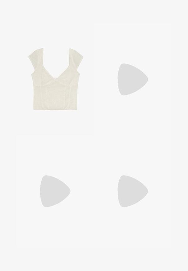 Haut court blanc avec manches courtes volantes, décolleté en V profond et corsage ajusté présentant des détails subtils de coutures.; Jean en denim bleu à pattes d'éléphant avec une conception de volants superposés, présentant des détails lacés noirs sur les côtés et des bords effilochés.; adidas Originals SAMBA OG - Baskets basses - cream white/collegiate green; Sac à main en cuir blanc avec deux poignées supérieures, bandoulière amovible et deux poches verticales zippées à l'avant.