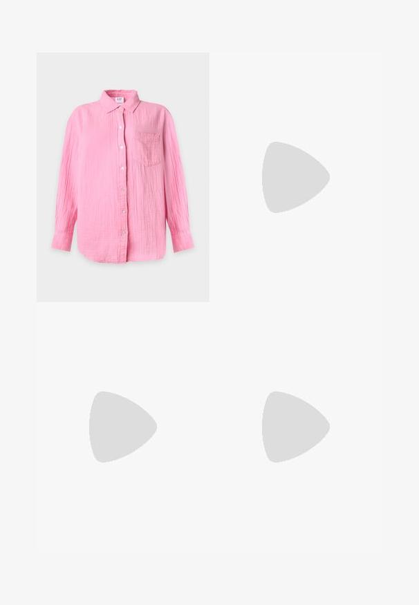 Lyserød langærmet skjorte med knapper, krave og brystlomme, vist på en ensfarvet lys baggrund.; Sorte vide bukser lavet af letvægtsstof. Har en elastisk talje med snor. Rent, minimalistisk design uden mønstre.; Sorte patenterede læder ballet flats med rund tå, lille sløjfedetalje og glat tekstur; har en lav flad sål og en træksløjfe ved hælen.; Mørkegrå stofpose med et buet håndtag, blød tekstur og rund form. Ingen synligt hardware eller pynt.