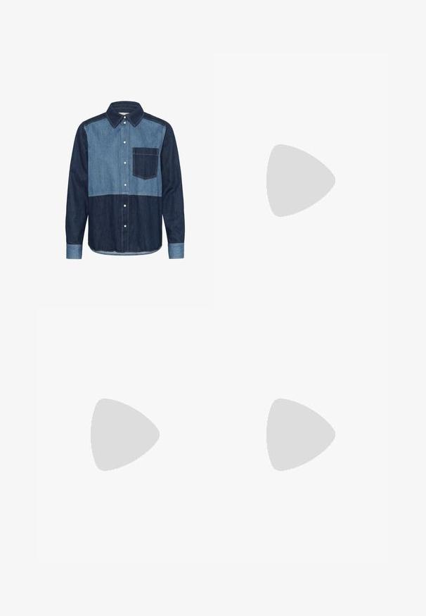 Camisa de mezclilla de manga larga para hombre con paneles bicolores en tonos azules, bolsillo en el pecho en contraste, cierre frontal con botones y cuello.; Pantalones vaqueros de pierna ancha en azul oscuro con bolsillos cosidos y un cinturón a juego que presenta una gran hebilla rectangular dorada.; Botas negras hasta el tobillo con un cuerpo de tela elástica, punta afilada y cierre lateral de cremallera, sobre un tacón fino y alto.; Gafas de sol rectangulares negras con lentes oscuros, montura de plástico grueso y patillas anchas. Superficie lisa y diseño anguloso.