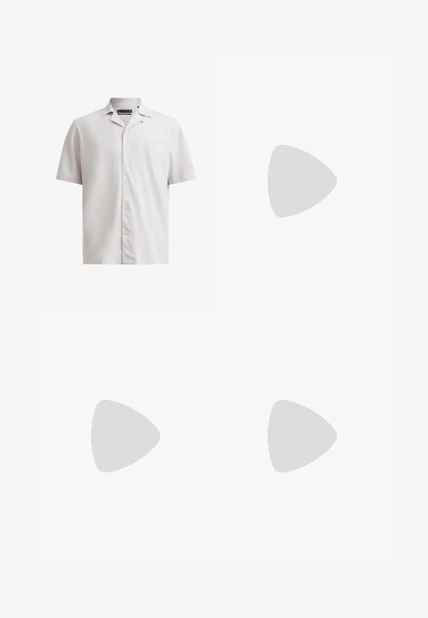 Chemise à manches courtes, de couleur gris clair, en tissu lisse ; elle présente un col classique et un subtil logo brodé sur la poitrine.; Pantalon large noir avec passants pour ceinture, poches avant et fermeture éclair, présenté sur un fond gris clair.; Baskets en suède noir avec un motif camouflage sur le côté, semelle intermédiaire blanche et semelle extérieure en caoutchouc noir. Comprend des lacets et un détail de logo sur le côté.; Lunettes de soleil rectangulaires écaille de tortue avec verres teintés marron et logo argenté "G" sur les branches, posées sur une surface blanche.