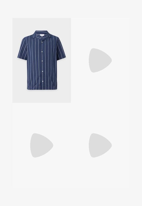 Marineblå kortærmet skjorte med knapper, hvide lodrette striber og spread-krave.; Mørkeblå cargo shorts lavet af bomuld. Har flere sidelommer, knappelukning og en afslappet pasform. Glat tekstur og holdbart design.; Sneaker lavet af hvid læder med en beige tåhætte og let brunt gummisål. Har flade hvide snørebånd og prægede branding på siden.; Blå lærredstote taske med frontlomme og rød "O.N.S" broderi, med to håndtag og en justerbar skulderrem.