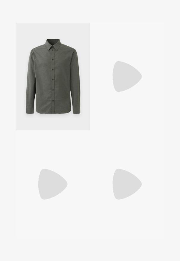Dlhý rukáv, button-up košeľa v tmavozelenej farbe, vyrobená z textúrovanej tkaniny. Obsahuje klasický golier a päť predných gombíkov.; Čierne nohavice vyrobené zo hladkej látky, s skladom vpredu, zapínaním na gombík a roľovanými manžetami na členkoch.; Biele tenisky s semišovými akcentmi, zaoblenou špičkou, plochými šnúrkami a krémovou gumovou podrážkou. Na päte sú zelené značky.; Tmavohnedá kožená crossbody taška s chlopňovým zapínaním a nastaviteľným textilným popruhom na bielom pozadí.
