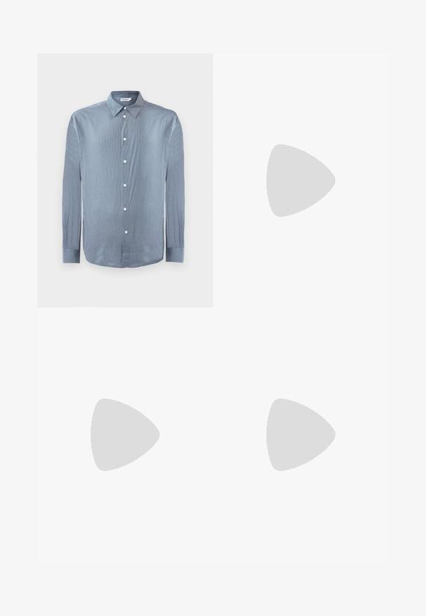 Langärmliges, blau-weiß gestreiftes Hemd mit Kragen und weißen Knöpfen, flach auf einem weißen Hintergrund präsentiert.; Graue Denim-Jeans mit geradem Schnitt, ausgestattet mit Fronttaschen, sichtbaren Nähten und einem verwaschenen Finish. Das Material hat eine glatte Textur.; Weiße Ledersneaker mit glatter Oberfläche, runder Zehenpartie, flachen Schnürsenkeln und strukturiertem Sohlenprofil. Mit einem dezenten Logo an der Ferse.; Dunkelbraune, strukturierte Leder-Crossbody-Tasche mit verstellbarem Riemen und kleinem dekorativen blauen Akzent an der Seite.