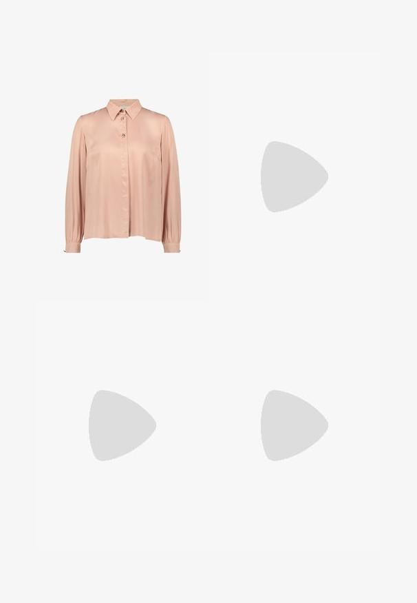 Langärmeliges Bluse aus Satin in zartem Rosa mit Kragen, drei dekorativen Knöpfen oben und geknöpften Manschetten.; Helle graue weit geschnittene Hosen aus glattem Stoff, mit einem vorderen Knopfverschluss und zwei seitlichen Taschen.; Sneaker mit einem Obermaterial aus weißem Leder, hellblauen Akzenten, beigen Wildlederpaneelen und einer strukturierten rosa Gummisohle; gesticktes Logo an der Seite.; Hellblaue Leder-Clutch mit goldfarbenem rechteckigem Verschluss und abnehmbarem Handgelenksriemen auf weißem Hintergrund.