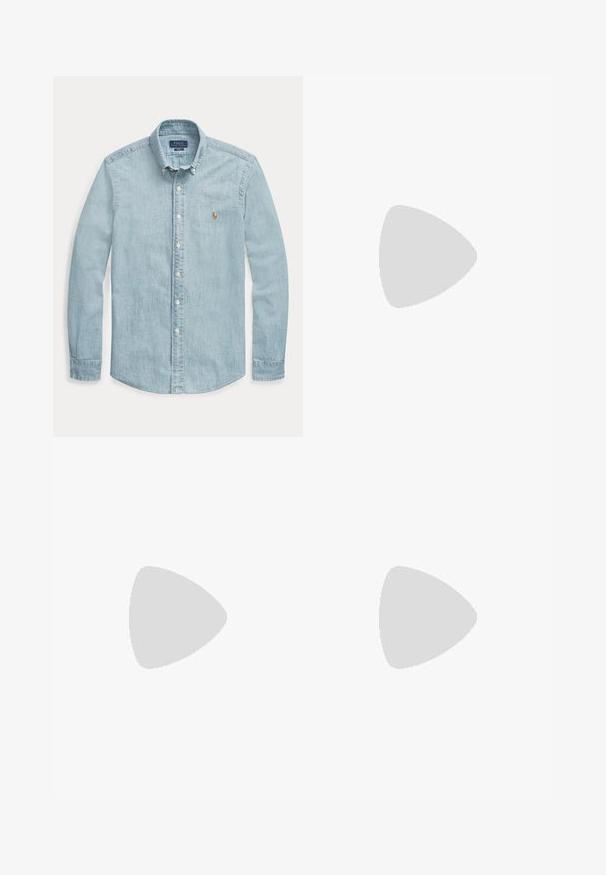 Hele sinine pikkade varrukatega teksasärk, nööpidega allapoole käiv krae, valged nupud ja väike tikitud Polo Ralph Laureni logo rinnal.; Valged puuvillased chinos-püksid, millel on lame eesmine osa, vööaasad, küljetaskud ja sile tekstuur, sinise sisemise vöörihmaga.; Mustavad tossud, mille pealsel on kangas ja nahaefekt, ümar varvas, lame kummist tald ja tikitud logo küljel. Sidumisdisain kuue silmadega.; Must mustrihaga mustriga hõbedase metallist pandlaga. Omab siledat tekstuuri ja reguleerimiskonksu suuruse kohandamiseks. Klassikaline disain ilma kaunistusteta.
