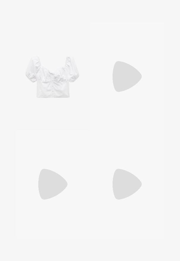 Hvid cropped bluse med pufærmer, knaplukning foran og elastiske sømme. Glat stof med et tætsiddende liv.; Lyserød lagdelt nederdel med bred, smocket taljebånd og flæselag, velegnet til hverdag.; Sort laklæderballetsko med spids tå, to justerbare remme med spænder og en flad sål. Glat tekstur med en blank finish.; Hvid stofsløjfe med en sort roset i midten pyntet med små sølvperler på en ensartet hvid baggrund.