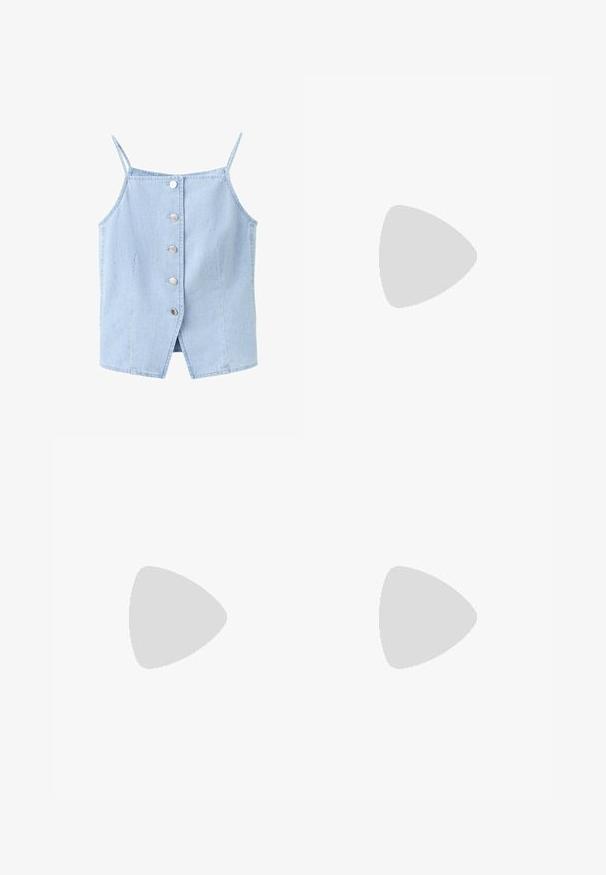 Lyseblå denim ærmeløs top med tynde stropper og fem sølvknapper foran, med en lille slids foran i kanten.; Hvide denim shorts med lige pasform, der har to forreste lommer, knaplukning og diskrete syninger.; Brun læder thong sandal med lav kittenhæl og firkantet tå, vist i sideprofil på hvid baggrund.; Blød brun ruskindshåndtaske med enkelt top håndtag og sammenrullede sidetaljer sikret med læderremme og metalringe.