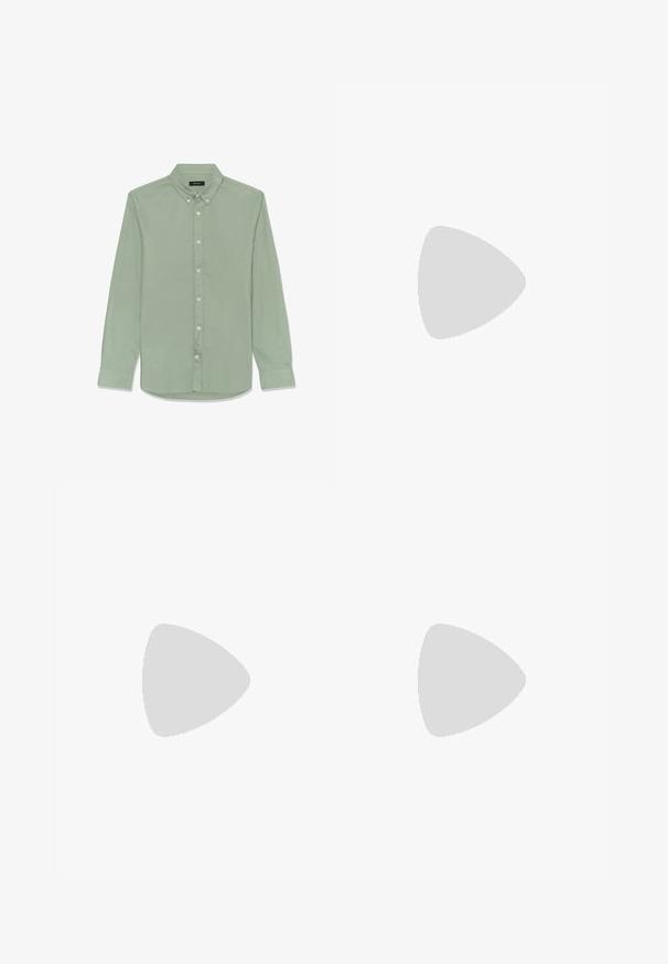 Camisa de color verde claro con cuello puntiagudo, mangas largas y cinco botones. Hecha de tela suave y ligera con textura lisa.; Joggers ligeros de algodón blanco con cintura elástica, cierre con cordón y un corte relajado. Textura suave sin patrones ni acentos.; Mocasín de ante beige con suela negra colocado sobre una alfombra texturizada color cuero, con una mesa de café redonda de madera y libros al fondo.; Neceser de cuero marrón con una textura suave, forma rectangular, cierre con cremallera y cinta lateral. Presenta un logo grabado en la parte frontal.