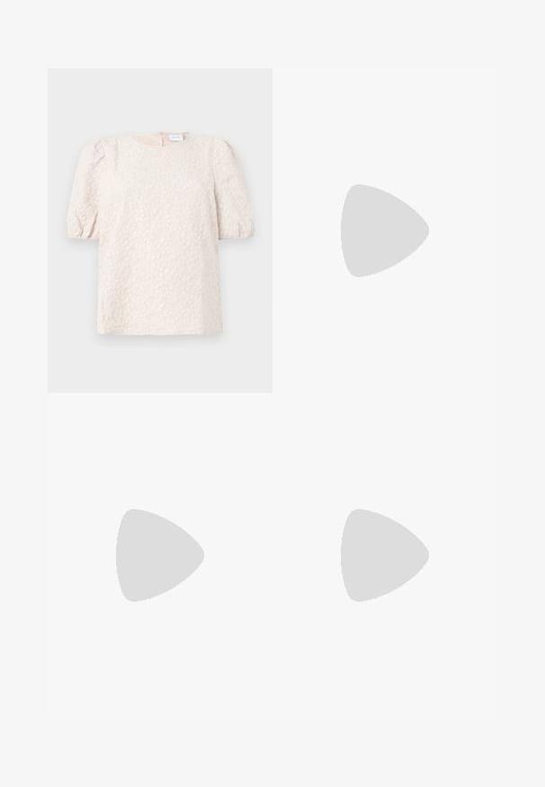 Kergelt beež puff-sleeve top lillemustriga. Omab ümmargust kaelust ja peent tagasitõmmatavat tõmblukk. Pehme, kergelt tekstureeritud kangas.; Kreemjas pleediga ruuduline seelik siniste ja pruunide joontega, millel on kohandatud vöökoht ja tekstuuriga kangas, et saavutada struktureeritud välimus.; Jalad seljas tumedad soonelises soonelises kombines mustade baleriinadega, millel on väikesed paelade detailid valgel taustal.; Väike must läikiv käekott kahe pika sangaga ja külgedel paelakinnitustega, ühel lihtsal helel taustal.
