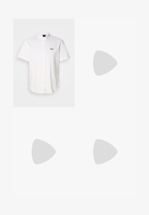 Polo de manga corta blanco hecho de algodón, con diseño de botones, cuello clásico y logo negro "BOSS" en el pecho.; Pantalones oscuros de navy, confeccionados en un tejido suave, con un diseño de pierna recta, dos bolsillos laterales y un cierre de botón en la cintura.; Zapato de vestir negro de piel con cordones y parte delantera texturizada, flotando sobre una alfombra beige en una habitación moderna con muebles de tono ámbar.; Cinturón de cuero negro enrollado con hebilla metálica rectangular plateada grabada con "BOSS" sobre un fondo gris claro.