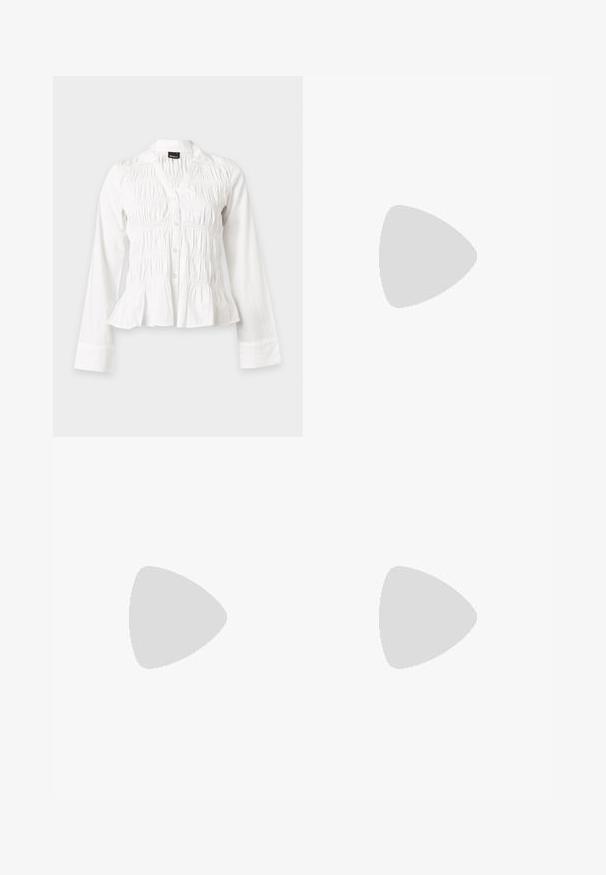 Hvid bluse med lange ærmer med knapper foran, smocket liv, krave og let peplumkant på en ensartet lys baggrund.; Sort-hvid ternet nederdel lavet af stof med en glat tekstur. Har en lige silhuet og lynlåslukning i siden.; Sorte læder slingback sko med spidse tæer, subtil glans og justerbar ankelrem. Flad hæl med en brun indersål.; Sort taske med krokodilletekstur, rynket øverste kant, samlet hank og snore med kvaster på hver side mod en hvid baggrund.