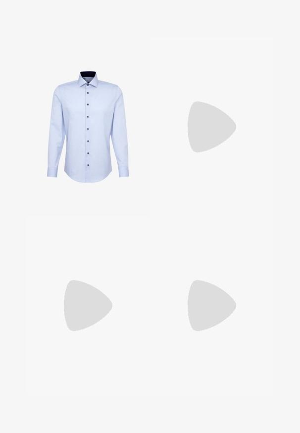 Chemise habillée bleu clair à manches longues avec des boutons foncés et un col intérieur contrastant foncé, présentée sur un fond blanc.; Pantalon bleu marine sur mesure en tissu texturé, avec un devant plat, une poche arrière discrète et des lignes épurées. Sans accessoires ni ornements visibles.; Des chaussures en cuir marron présentent un bout arrondi, un laçage à cinq œillets et des lacets sombres contrastés. Le pantalon est à carreaux, retroussé aux poignets.; Ceinture en cuir noir avec une texture lisse, boucle rectangulaire en argent et une boucle pour l'extrémité. Présente des coutures soignées le long des bords.