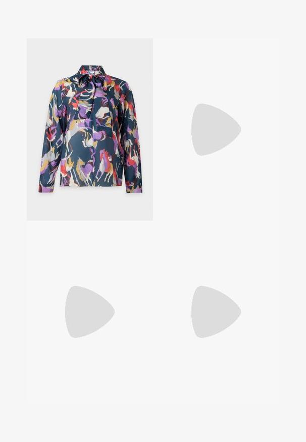 Blouse met lange mouwen en een striknek, met een kleurrijk patroon van paarse, rode, gele en witte paarden op een donkerblauwe achtergrond.; Bloemmotief broek met een geribbelde textuur, elastische tailleband en een groene, blauwe achtergrond met kleurrijke bloemenpatronen doorheen.; Donkerbruine lakleren slingbacksandaal met kittenheel en teenbandje op witte achtergrond.; Geweven tas met een gestructureerd zwart-en-crème patroon, bamboe handvat en een afneembare gouden kettingriem. Compacte rechthoekige vorm.