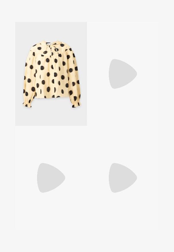 Beige blouse met lange mouwen met grote onregelmatige zwarte polkadots, geplooide manchetten en een klein gestrikt keyhole-hals.; Lichtbeige flared jeans van katoen. Heeft een hoge taille, vijf zakken en een knoopsluiting met contrasterende stikdetails.; Zwarte gepatineerde leren sandaal met drie banden, enkelgesp en 10 cm hoge stiletto hak. Bevat gouden hardwaredetails en een logo charm.; Zwarte geweven hobo-tas met een zachte structuur en geïntegreerd handvat, weergegeven op een effen lichte achtergrond.