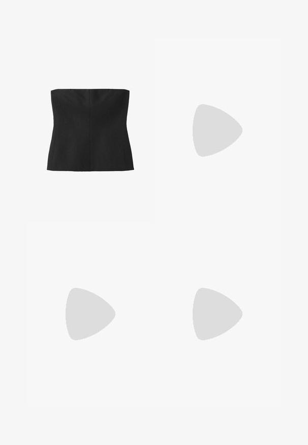 Top noir bustier sans bretelles avec coutures structurées et silhouette ajustée.; Pantalon noir à jambes larges avec poches avant, passants pour ceinture, et une fermeture avant dissimulée, présenté sur un fond blanc.; Tongs en caoutchouc noir avec semelle texturée et bride en Y lisse sur un fond clair uni.; Lunettes de soleil carrées noires avec des verres vert foncé, présentant des montures audacieuses et des accents argentés sur les côtés. Fabriquées en Italie.