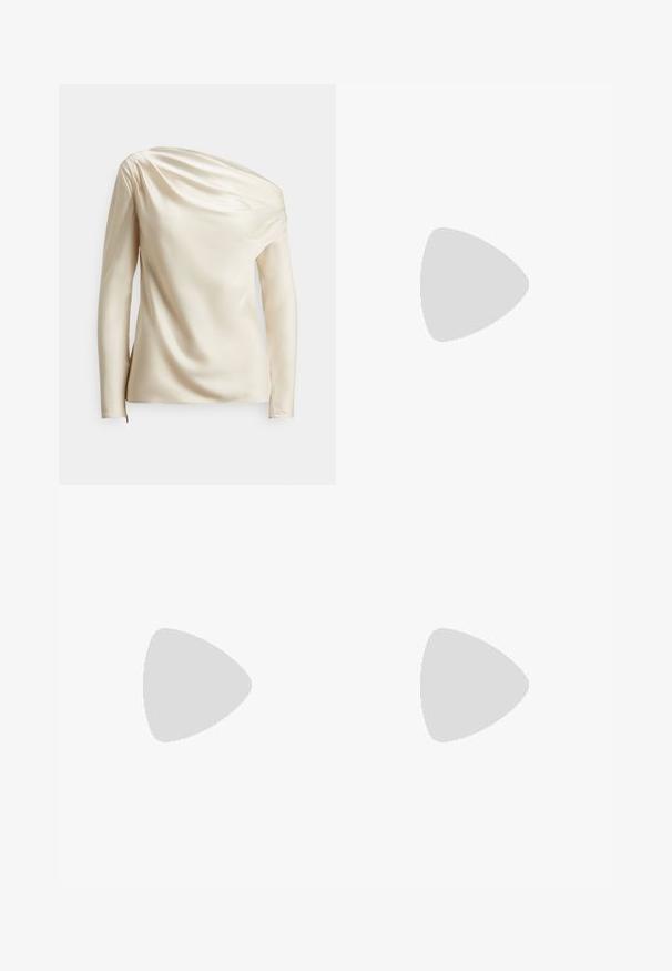 Pikast varrukatest siidist pluus helevalges toonis, drapeeritud disainiga ja asümmeetrilise kaelusega, millel on tekstureeritud kangas ja minimalistlik külgmine luku detail.; Mustad slim-fit püksid kõrge vöökoht, dekoratiivsed kuldsed nupud vöökohtadel ja väike klapiga tasku paremal küljel.; Mustad kõrgete kontsadega sandaalid avatud varbaosaga, mitme õhukese ees oleva rihmaga ja reguleeritava kuldse pandlaga pahkluu rihmaga.; Must must rämpikujuga must nahast käekott, lühikese käepideme ja kuldsete detailidega, mille esiosas on diskreetne kuldne punkt. Sile tekstuur.