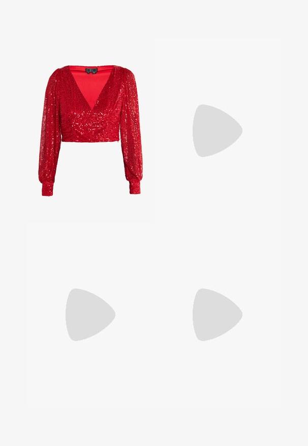 Rød paillet crop top med lange pufærmer, dyb V-halsudskæring og struktureret stof. Har samling ved taljen og cuffed ærmer.; Sorte flagrende bukser lavet af struktureret stof, med et glitrende mønster, en tætsiddende talje og flagrende ben, der strækker sig fra knæet.; Sorte patentlæder stiletto hæl sko med spids tå, tre dekorative remme med nitter, og "Karl Lagerfeld" branding på hælen.; Sort clutch-taske prydet med varierede størrelser af runde og ovale rhinesten, med en sølvfarvet kædetraspe og en låsemekanisme.
