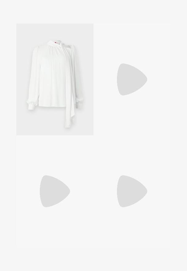 Blouse blanche à manches longues, tissu plissé aux épaules, col montant avec détail à nouer, texture lisse et poignets élastiques.; Mini jupe blanche texturée avec un motif à carreaux et des accents bleus, dotée d'une fermeture éclair à l'avant. Le tissu semble doux et légèrement structuré.; Sandale noire à talon haut avec sangle à la cheville, suspendue au-dessus d'un sol en carreaux de bois à l'extérieur, avec un arrière-plan flou de verdure et de pierre.; Sac à main en cuir noir plissé avec cordon de serrage, bandoulière chaîne dorée et petit accent horizontal doré sur le devant.