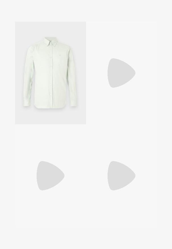 Hellgrünes, langärmliges Hemd mit Knöpfen, ausgestattet mit einem klassischen Kragen, einer durchgehenden Knopfleiste vorne und einem dezenten Logo, das auf der Brust gestickt ist.; Dunkelblaue Denim-Jeans mit geradem Schnitt, fünf Taschen und einem Knopfverschluss. Verfügt über dezente Nähte und eine glatte Textur.; Dunkelbrauner Leder-Schnürsneaker mit orangefarbenem Innenfutter, der drinnen vor einem reflektierenden Glassteinmauer-Hintergrund schwebt.; Leder Gürtel in dunklem Braun mit glatter Textur, ausgestattet mit einer rechteckigen silbernen Schnalle und einem eleganten Design.