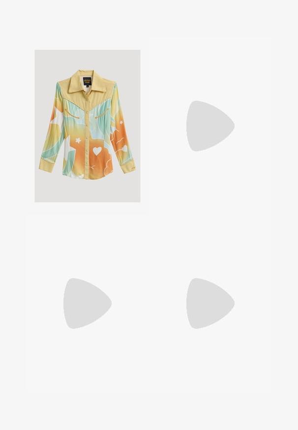 Langærmet western-skjorte med gul bærestykke, gradient i pastelblå, orange og hvide mønstre, trykknapper og dekorative pil-syninger på brystlommerne.; Mørkeblå denim flare jeans med for- og baglommer, knap- og lynlåslukning samt slidte detaljer på lår og knæ.; Brun ruskind ankle boot med tyk sort platformsål og chunky høj hæl på neutralt baggrund.; Tanfarvet ruskindsbælte med spænde i tekstureret sølv formet som en halvmåne. Har en glat underside og forstærkede sømme langs kanterne.