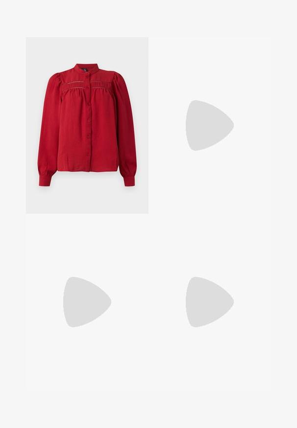 Rote Bluse mit langen Ärmeln und Stehkragen, Knopfverschluß vorne, geplegte Yoke-Details und gerafftem Stoff unter der Brust sowie an den Ärmeln.; Jeansrock mit Wickeldesign, dunkelblauer Farbe und gebundenem Taillenbund. Verfügt über Stichdetails entlang dem Saum und der Seitennaht.; Flacher burgunderfarbener Wildleder-Mary-Jane-Schuh mit goldenem Schnallenriemen und schwarzer Sohle, von der Seite auf weißem Hintergrund gezeigt.; Frau trägt eine schwarz-weiß gemusterte Bluse und hält eine glänzende rote Schultertasche vor einem einfarbigen Hintergrund.