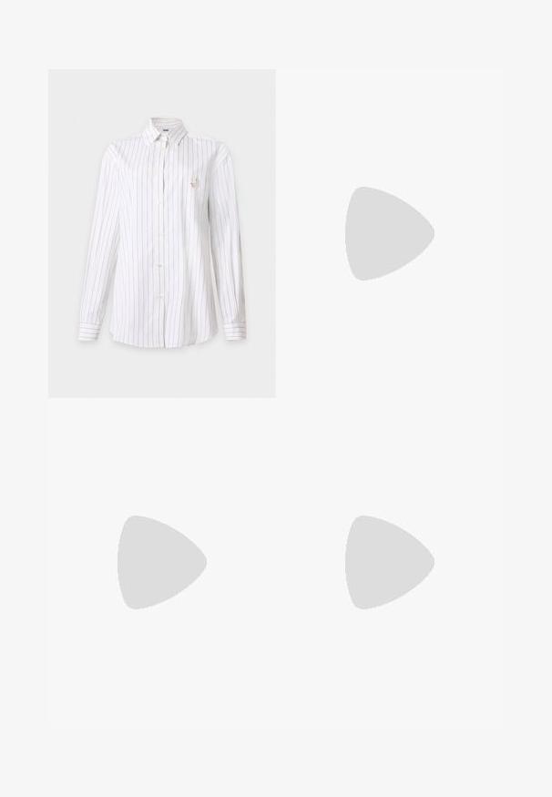 Weißes Langarmhemd mit dünnen schwarzen vertikalen Streifen und einem kleinen gestickten Logo auf der linken Brusttasche.; Beige Bleistiftrock aus glattem Stoff, mit seitlichen Knöpfen, einer schlanken Silhouette und ohne sichtbare Taschen oder Muster.; Schwarze Leder-Ballettschuhe mit abgerundeter Spitze, glatter Textur, minimalen Nähdetails und einem flexiblen Sohlen-Design.; Schwarze und beige gemusterte Wristlet-Clutch mit goldenem Reißverschluss und abnehmbarem schwarzen Riemen, dargestellt auf weißem Hintergrund.