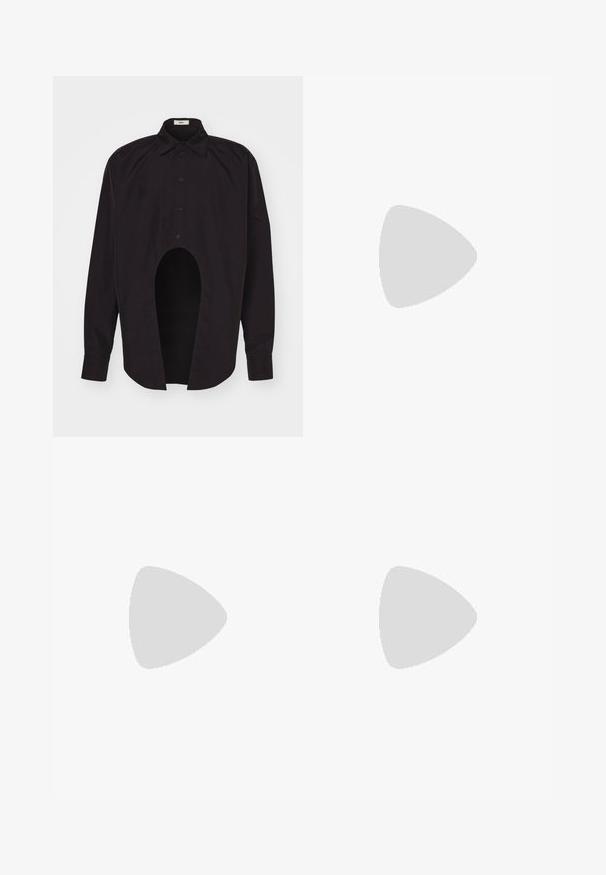 GmbH GEIR MIX - Skjorter - black; Sorte skræddersyede bukser med høj talje, bæltestropper, frontfolder, knaplukning og lige vide ben på en lys baggrund.; Sort læderloafer med en blank finish, rund tå, subtile syninger og en tyk gummisål for holdbarhed.; Sort læderbælte med sølvrektangulært spænde rullet sammen på en ensfarvet, lys baggrund.