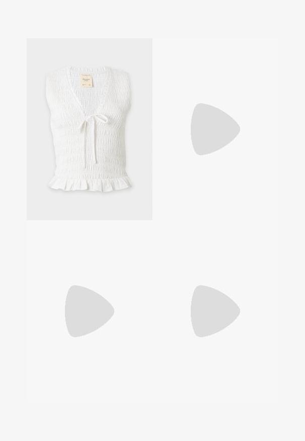 Blouse blanche sans manches à smocks, col en V, lien à l’avant, ourlet volanté et tissu texturé, présentée sur fond uni.; Jupe courte blanche à volants avec taille élastique, broderie anglaise et ourlet festonné décoré de motifs floraux.; Ballerines beiges avec une exterior en cuir lisse, un bout en forme d'amande et une sangle élastique sur le coup de pied, avec des détails de couture subtils.; Sac cabas en paille tissée avec des poignées tressées et un ruban à carreaux rouge et blanc noué en un nœud d'un côté.
