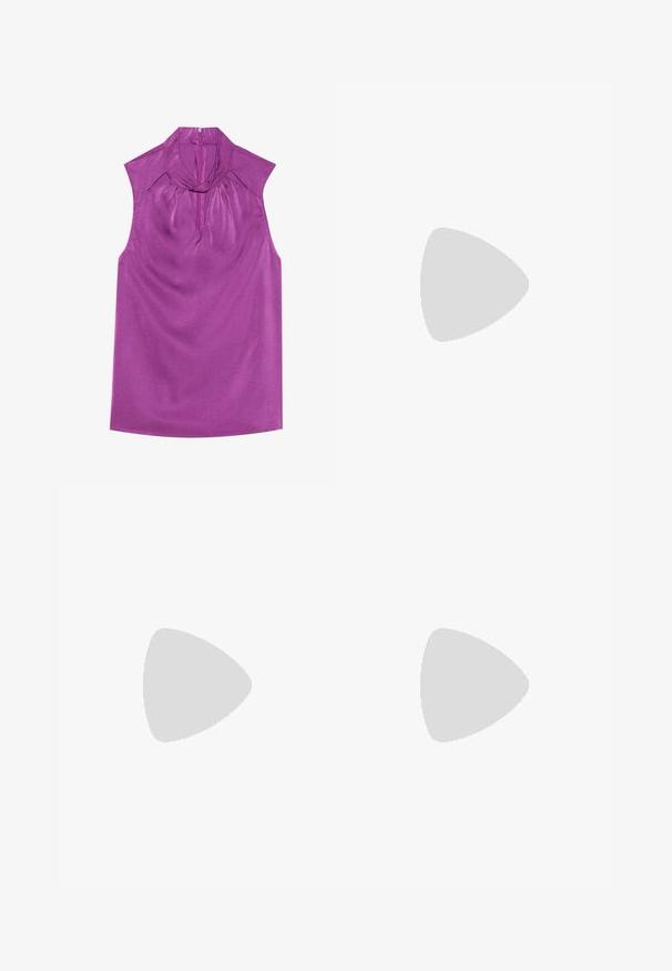 Violetti ilmanhiha blouse korkealla kauluksella ja avoventtiilillä, joka on valmistettu sileästä, kiiltävästä kankaasta. Siinä on hienovarainen laskostus ja näkymätön takavetoketju.; Tummansiniset leveälahkeiset farkut korkealla vyötäröllä, valmistettu deniinistä, jossa on hieno haalistuminen, etutaskut ja klassinen napitus.; Musta mokkanahkainen slingback-kiiltonahkakenkä terävällä kärjellä ja ohuella korkealla korolla valkoisella taustalla.; Musta satiinilaukku, jossa on kaareva muoto, varustettuna vetoketjulla ja etuosassa metallinen kolmiomainen logo. Sujuva pinta ja tyylikäs muotoilu.