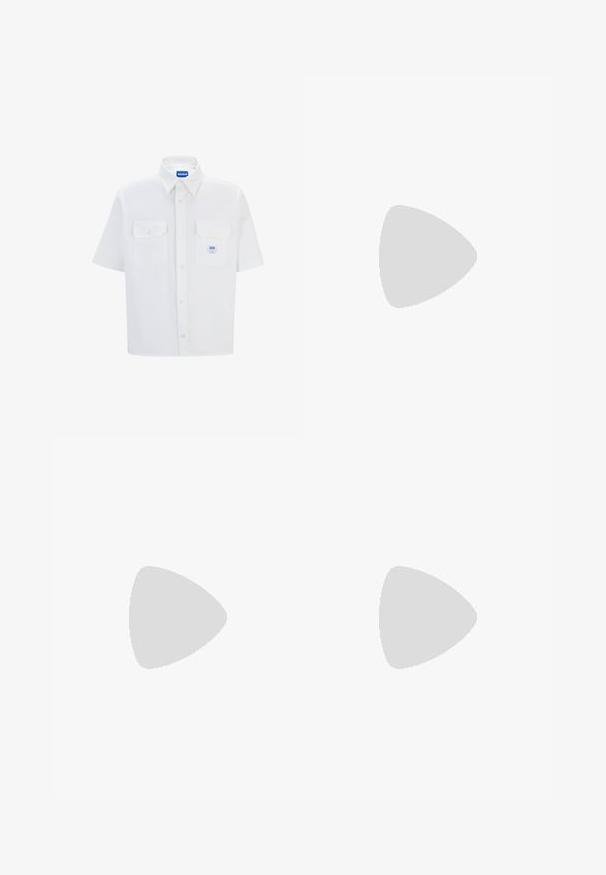 Camisa blanca de manga corta con cuello abotonado, dos bolsillos frontales y una etiqueta de logo azul. Fabricada en un tejido suave con un ajuste entallado.; Pantalones cortos de mezclilla azul claro con un corte clásico, ligero desvanecimiento, diseño de cinco bolsillos y costuras tono cobre. Presentan un cierre frontal con botón.; Zapatilla blanca con un acabado de cuero liso, punta redonda, cuatro ojales, perforaciones sutiles y un detalle de logo rojo en el lateral.; Collar de cadena retorcida de plata con una textura suave, que presenta un diseño de cierre simple. La cadena tiene un grosor uniforme en toda su longitud.