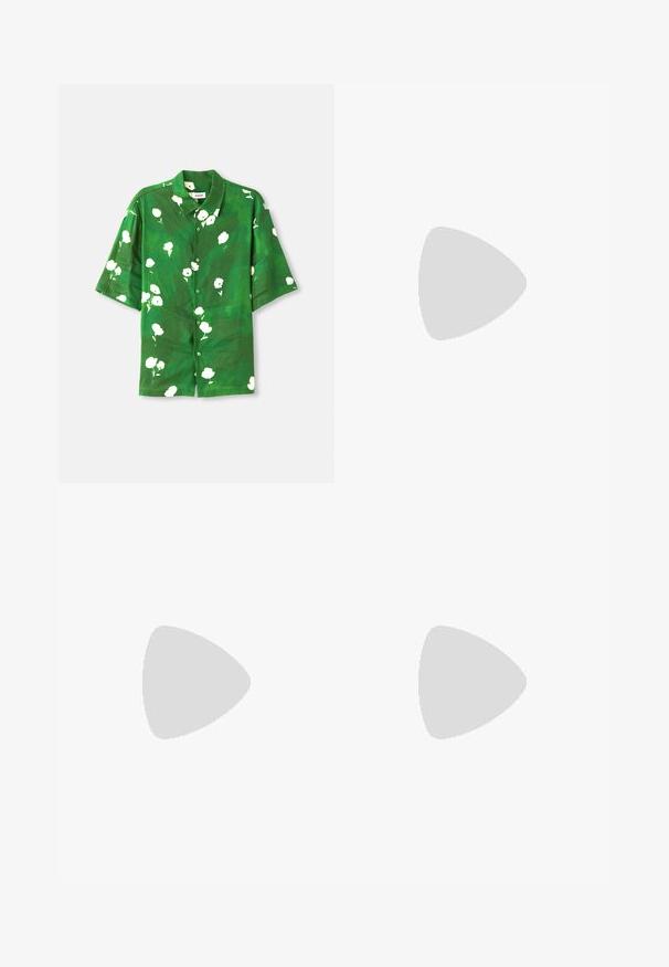 Chemise à manches courtes en tissu vert avec un imprimé floral blanc, dotée d'un col camp et d'une coupe décontractée. Matériau texturé et léger.; Shorts en éponge bleu marine avec taille élastique, longueur au genou et poches latérales. Texture douce et design simple.; Stuart Weitzman BERKLEY - Mules - black; Lunettes de soleil en métal doré avec des verres verts, de forme géométrique, et des embouts de branches en plastique noir. Construction légère avec des accents subtils.