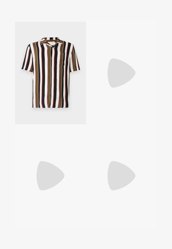 Chemise à manches courtes en coton avec des rayures verticales : noir, blanc, vert olive et rouge. Comprend une poche plaquée et un col pointu.; Pantalon en denim bleu marine avec une coupe slim, présentant un design classique à cinq poches et des accents de couture subtils. Texture lisse et sans ornements.; Baskets blanches avec des accents noirs et gris, présentant un embout texturé gris, une semelle en caoutchouc noir et des lacets plats blancs. Design épuré, style minimaliste.; Lunettes de soleil rectangulaires noires avec une fine monture en métal et des verres foncés reposant sur une surface blanche.
