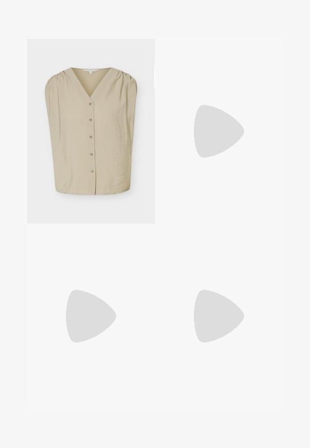 Blouse beige sans manches avec col en V, boutonnage sur le devant et détails légèrement froncés aux épaules.; Pantalon en denim noir à jambes larges avec une finition texturée, doté de passants pour ceinture et d'un ourlet net. Design classique, adapté à diverses occasions.; Sandale slide pour homme en daim beige avec boucle dorée, brides croisées et semelle noire, suspendue au-dessus d'un sol gris avec un arrière-plan flou.; Sac fourre-tout en daim marron avec une texture douce, grande ouverture et longues sangles. Présente un design simple avec des coutures visibles et sans matériel.