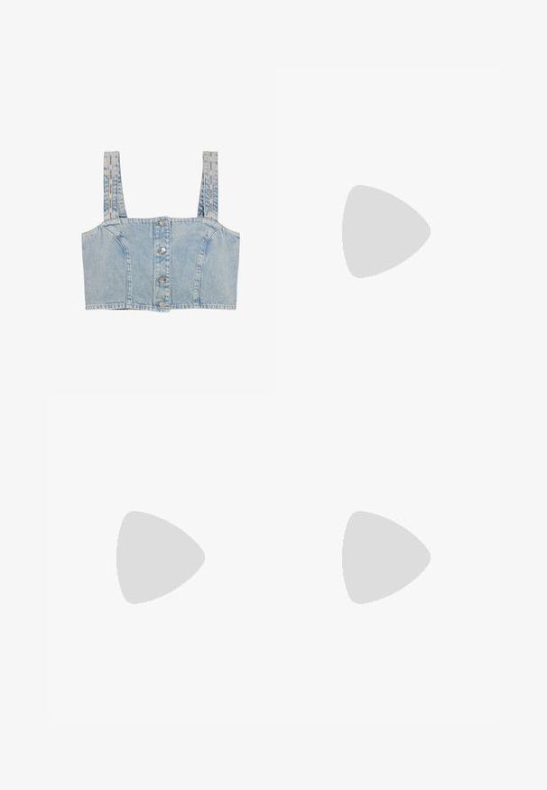 Hellblaues Denim-Cropped-Top mit vier Knöpfen vorne und gebrandeten Schulterträgern.; Helle blaue Denim-Cargohosen mit weitem Bein, die seitliche Taschen und ein klassisches Fünf-Taschen-Design aufweisen. Der Stoff hat eine weiche, leicht ausgewaschene Textur.; Helleblaue Plattform-Sandale mit ausgefranstem Obermaterial, offenem Zehendesign, dicker, gerundeter Sohle und strukturiertem grauem Laufsohlen.; Hellblaues Denim-Schultertasche mit verstellbarem Riemen und Levi's rotem Etikett auf der linken Seite, vor einem schlichten hellgrauen Hintergrund.