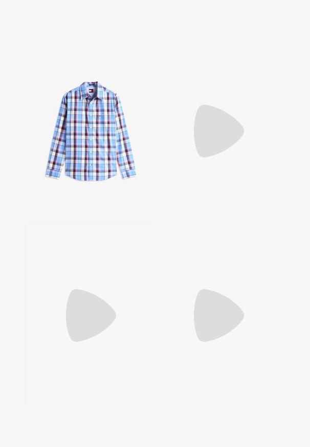 Langärmliges Hemd mit Knöpfen, blau-weiß-schwarz-rotem Karomuster und spitzem Kragen, flach auf einem weißen Hintergrund ausgelegt.; Vans Jeans Relaxed Fit - dark blue; Braune Leder-Stiefelette mit runder Zehenform, runden Schnürsenkeln, Gummisohle und kontrastierendem braunen Mittelsohle. Verfügt über eine Schlaufe an der Ferse für ein einfaches Anziehen.; Braun gewebter Gummigürtel mit einer dunklen Lederakzent und einer Silberschnalle mit geprägtem Branding. Vielseitiges Design für lässige Kleidung.